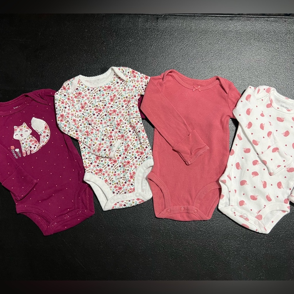 CARTERS set of 4 onesies SZ NB